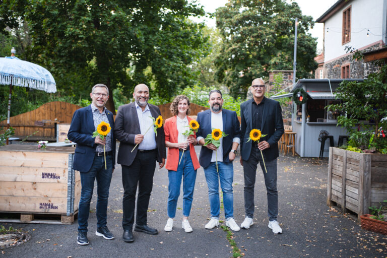 „Auf einen Ebbelwoi mit Omid Nouripour“: Grüne MKK und Hanau laden zum Austausch nach Hanau ein